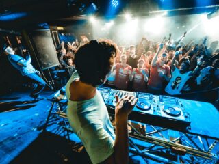 Politie breekt grootschalig illegaal feest af in Hoofddorp