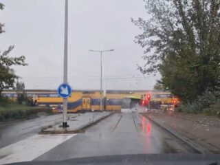 Lege bus breekt doormidden na botsing met trein in Bergen op Zoom