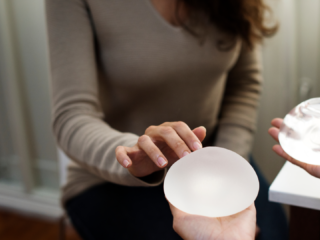 Doodziek door borstimplantaten? Dat moet je eerst zelf zien te bewijzen