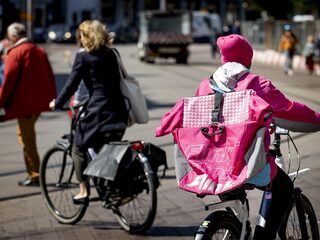 Flitsbezorgers bezorgd over werkomstandigheden: "M'n fiets vloog over de kop"