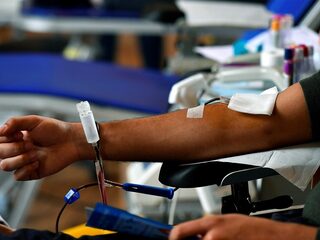 Homo- en biseksuele mannen mogen bloed doneren als zij monogame relatie hebben