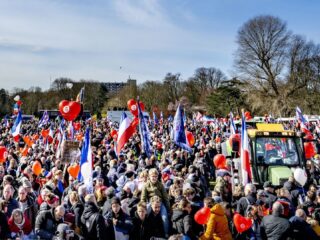 Boerenprotest en klimaatactie in Den Haag; trekkers van de weg en blokkade A12