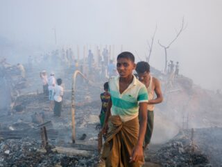 Brand verwoest vluchtelingenkamp Bangladesh, duizenden Rohingya dakloos