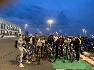 Groep Britse mannen strandt op Schiphol, fixt fietsen om toch thuis te komen