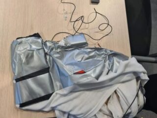 CBR betrapt persoon in Arnhem met cameravest bij theorie-examen auto