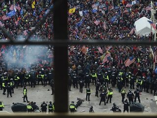 Woedende Trump-supporters bestormen Capitool, verschillende schoten gelost