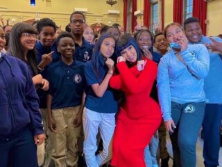 Cardi B doneert $100.000 aan oude middelbare school