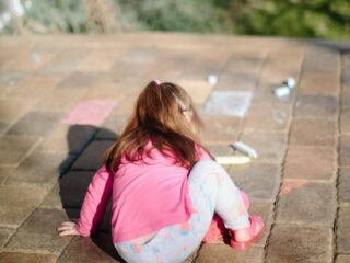 Kleuterjuf in Parijs stiekem gefilmd terwijl ze meisje (3) slaat en mishandelt