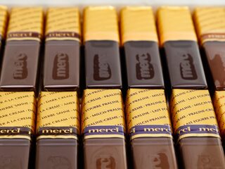 Knullig kerstcadeau voor NS-personeel: doos Merci en eersteklas treinkaartjes om weg te geven