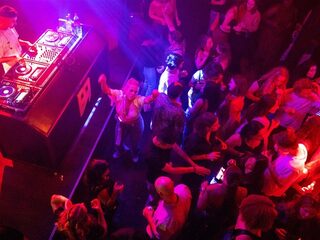 Amsterdamse clubs riskeren zaterdag boetes, zetten heropeningsactie toch door