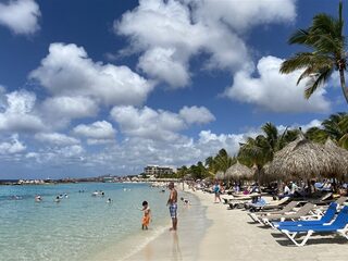 Toeristen, studenten en stagiaires opgeroepen om Curaçao te verlaten