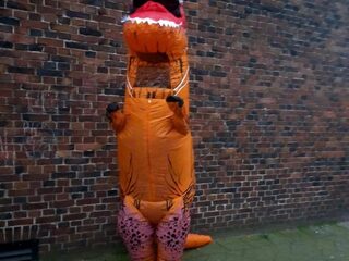 Youri (20): ''Met mijn dinopak wil ik mensen een glimlach bezorgen''