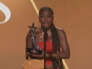 Doechii spreekt zich tijdens BET Awards uit over ICE-protesten: "Moeten protesteren tegen haat"