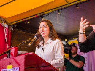 'Stem op een vrouw'-Devika Partiman over stemmen: "We moeten stemmen ook al zijn we teleurgesteld"