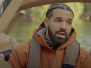 Drake laat initialen van moeder op zijn gezicht tatoeëren