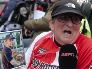 Duizenden euro's opgehaald voor Feyenoord-fan die foto van overleden zoon meenam naar huldiging