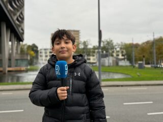 Van straatinterviews in de buurt naar werken met Supergaande: de 11-jarige Aras doet het allemaal