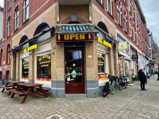 Rotterdamse shoarmazaak El Aviva die kapsalon bedacht is volledig afgebrand