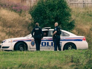 Zwangere vrouw doodgeschoten door haar 2-jarige zoontje