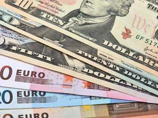 De euro en de dollar voor het eerst in 20 jaar tijd evenveel waard