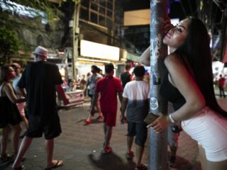 Ewout onderzoekt sekstoerisme in Thaise Pattaya: "Het is de grootste hoerenstad van de wereld"
