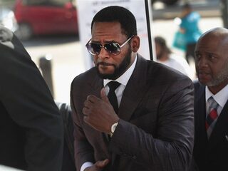 Ex-vriendin R. Kelly 'moest iedere dag leugens oefenen' om hem te beschermen