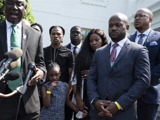 Familie George Floyd bezoekt president Biden in het Witte Huis