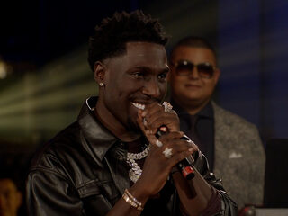 Frenna steekt zijn hits in een gospeljasje in 'All of the Lights'