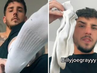 TikTokker verdient bakken met geld door gebruikte sokken te verkopen