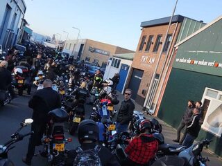 Gepest meisje (16) door honderden motorrijders naar examenfeest begeleid