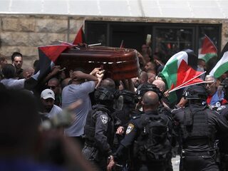 Uitvaart doodgeschoten Palestijnse journaliste verstoord door geweld Israëlisch leger