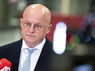 Grapperhaus wil dat cafés eerder opengaan