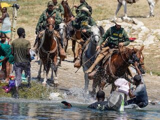 Veel kritiek op beelden grenswachters in de VS die gevluchte Haïtianen wegjagen