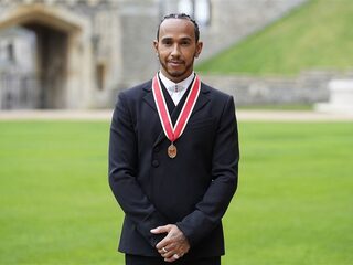 'Sir' Lewis Hamilton geridderd door prins Charles