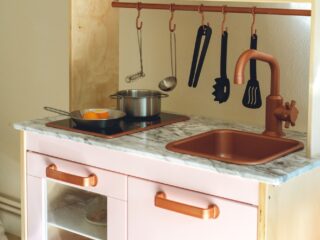 Bizarre inbraak in juwelierszaak: man speelt in blote kont met kinderkeuken