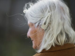 93-jarige vrouw vindt naakte man in haar kruipruimte: "Woonde daar minstens 6 maanden"