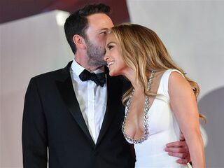 J.Lo en Ben Affleck gespot op huwelijksreis in Parijs