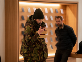 Dit zijn de eerste beelden van nieuwe Netflix-thriller 'iHostage' over Apple Store-gijzeling