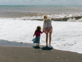 Meisje (10) vindt miljoenen jaren oude pootafdrukken van dinosaurus tijdens strandwandeling
