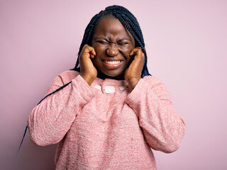 Dit zijn 12 geluiden waar jullie écht niet tegen kunnen