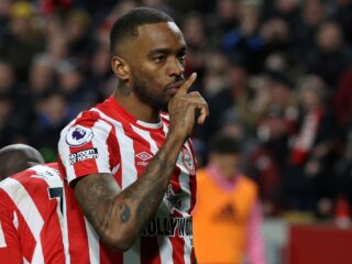 Racistische dm naar Brentford-speler Toney bestraft met landelijk stadionverbod
