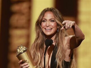 Jennifer Lopez geeft emotionele speech bij ontvangst MTV Generation Award