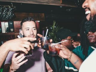 Jim (26) zet artiesten backstage goed: "Gekste wat mensen vragen, is drugs"