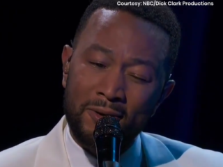 John Legend draagt emotioneel optreden op aan vrouw Chrissy