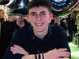 Jongen wordt na 11 maanden wakker uit coma en weet niets van corona