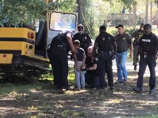 11-jarige jongen steelt schoolbus en ontwijkt politie in wilde achtervolging