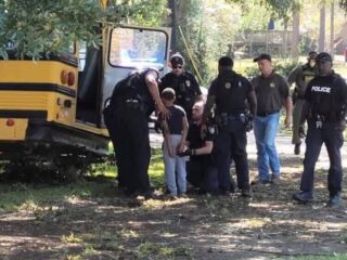 11-jarige jongen steelt schoolbus en ontwijkt politie in wilde achtervolging