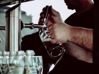 Op één na grootste Chinese bierbrouwer onderzoekt voorraad waar medewerker overheen plaste