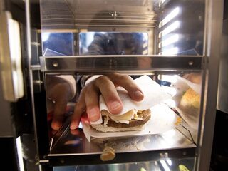 Kabinet kijkt naar wet om aantal fastfoodketens af te remmen