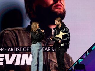 Kevin pakt vier FunX Music Awards: "Het voelt lekker, ik heb hard gewerkt"